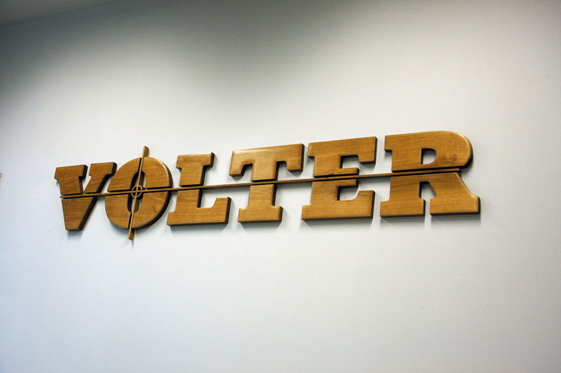 В офисе компании на стене висит её логотип, выполненный из дерева на собственном оборудовании Volter