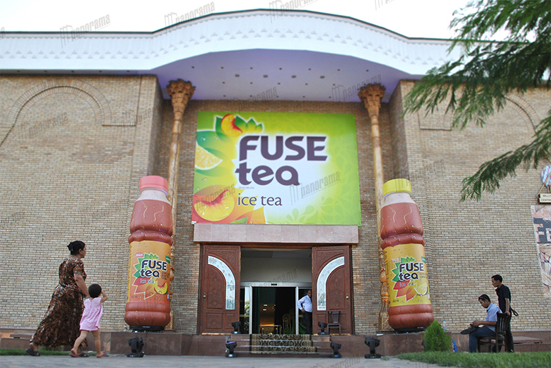 Пневмофигуры в виде огромных бутылок чая "Fuse Tea"