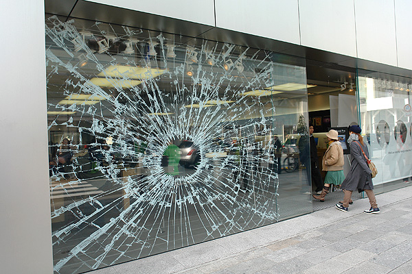 витрина Apple Store в Токио