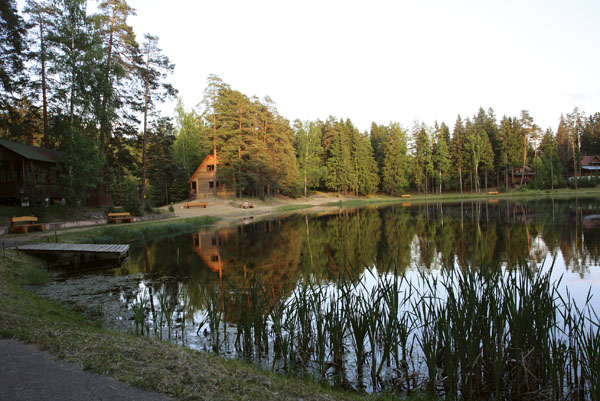 Живописное озеро на территории Дома отдыха Покровское