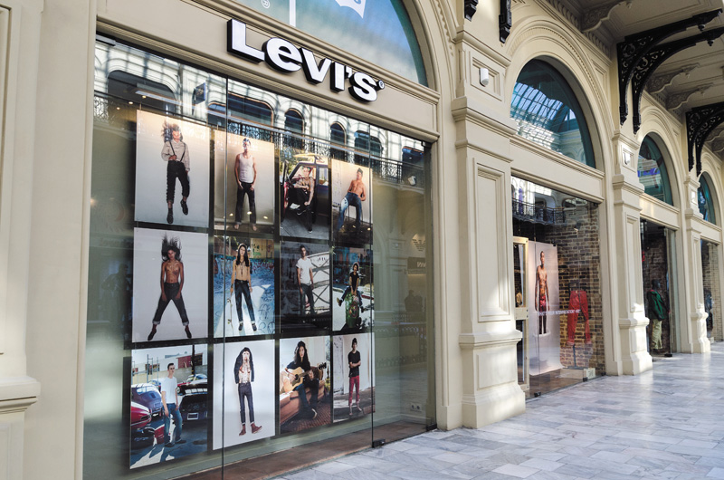 Оформление витрин и торгового зала магазина Levi`s