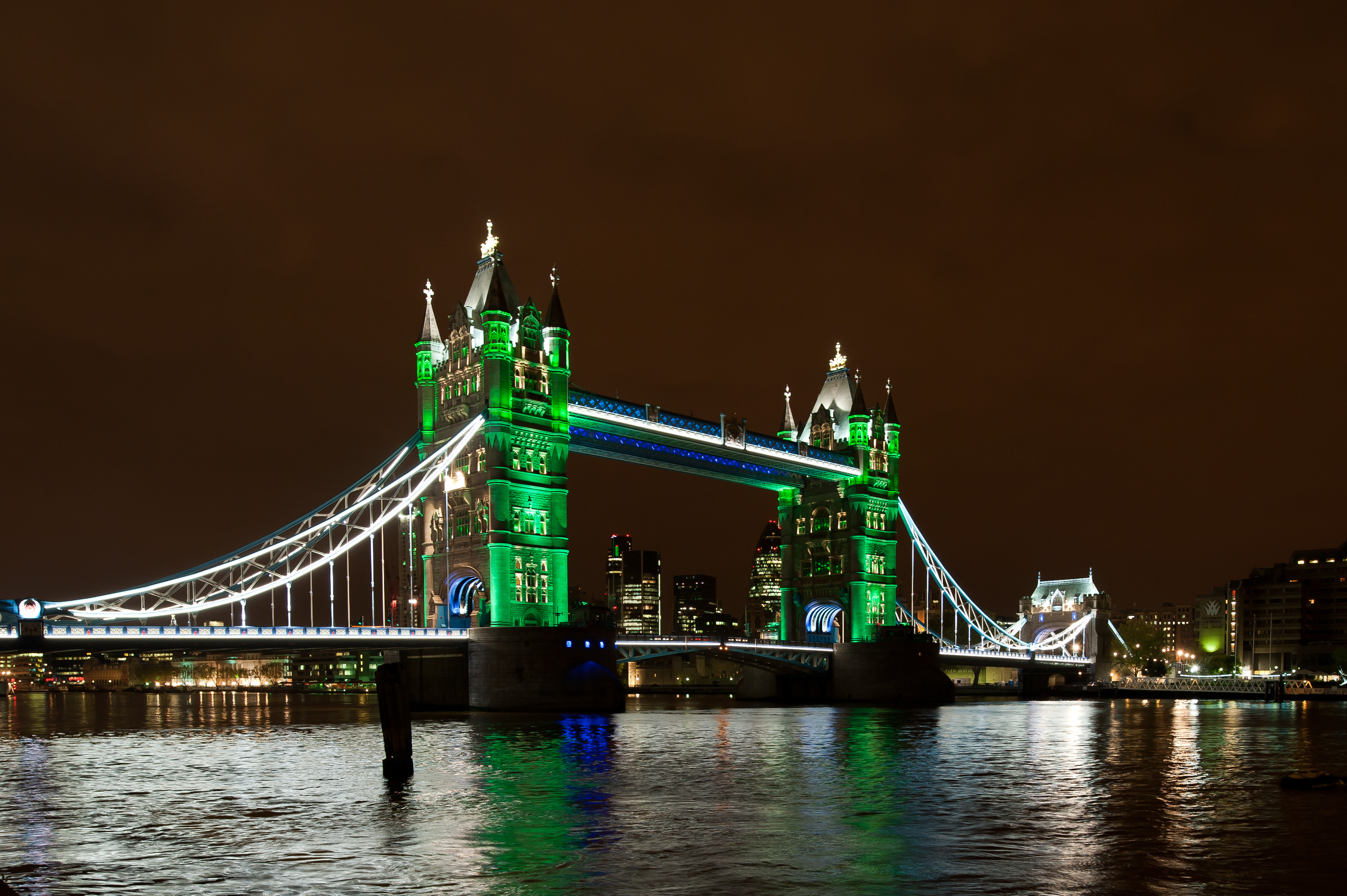 Предолимпийский светодиодный «макияж» для Тауэрского моста в Лондоне