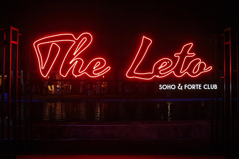 Изготовление и монтаж неоновой фотозоны «The Leto» для вечеринки у бассейна