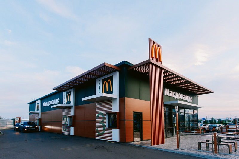 Комплексное оформление фасада и оснащение рекламными элементами ресторана "Макдоналдс"