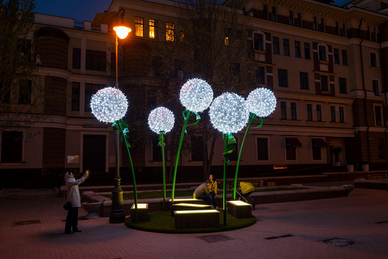 Световые инсталляции цветы-светильники с диванчиками или скамейками