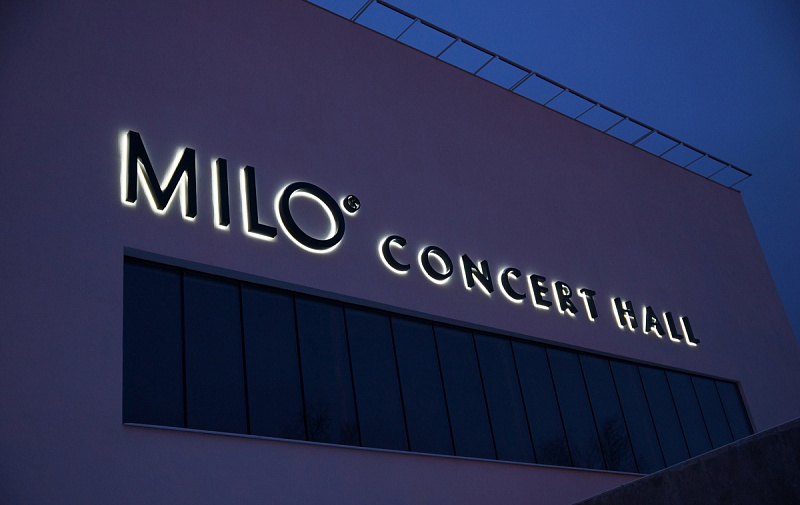 Фасадная вывеска "MILO CONCERT HALL"